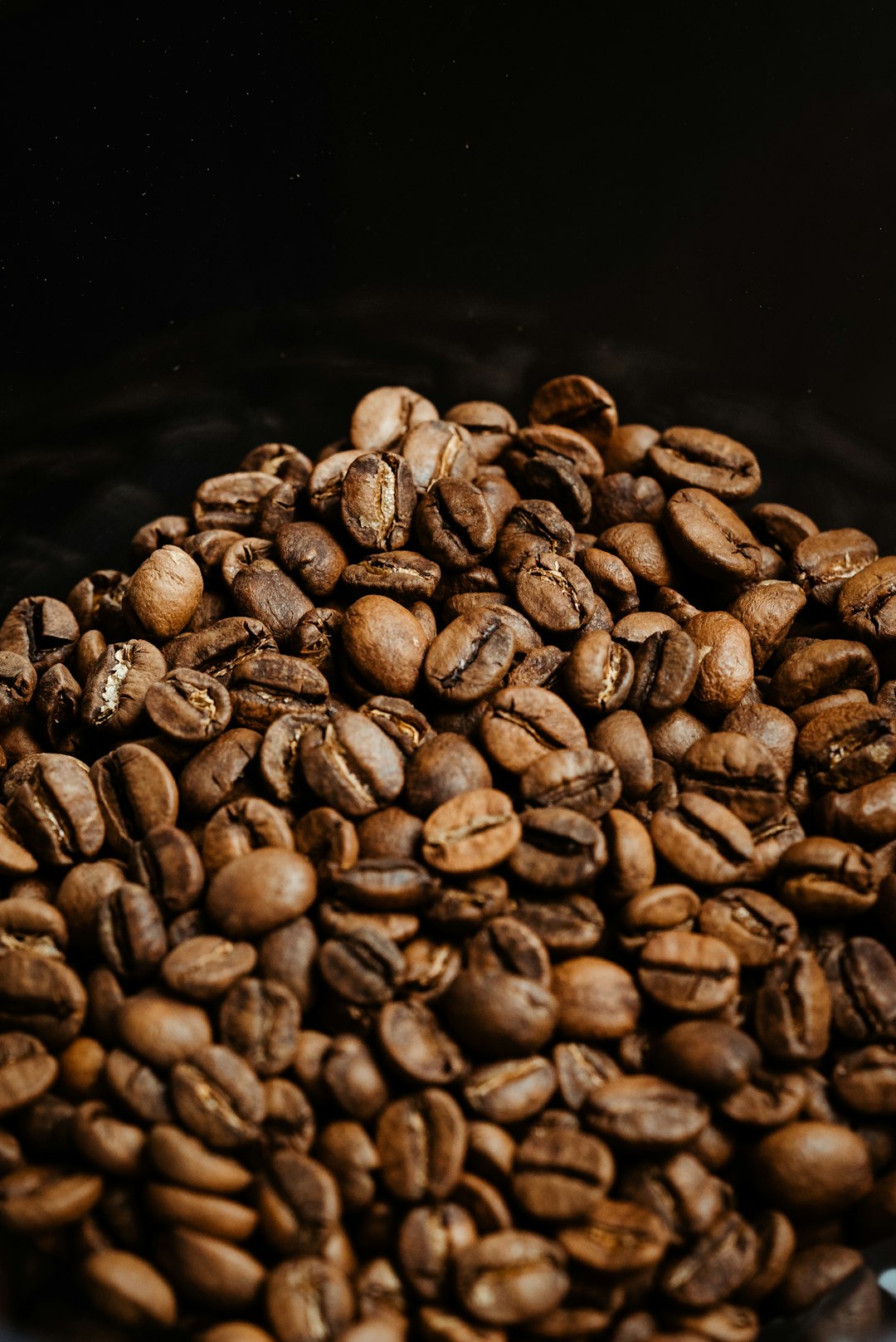 coffee-beans-on-black-ceramic-bowl-tmjwa3hqse